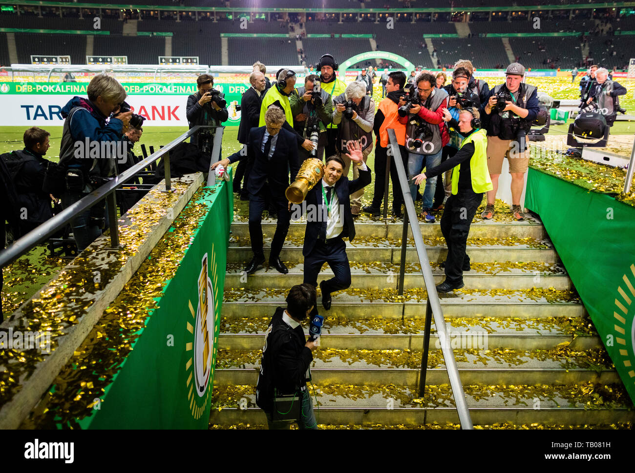 Berlin, 25.05.2019 Trainer Niko Kovac (FCB) verlässt das Stadion mit der Deutschen cup RB Leipzig - FC Bayern MŸnchen Copyright (nur fŸr journalistische Zwe Stockfoto