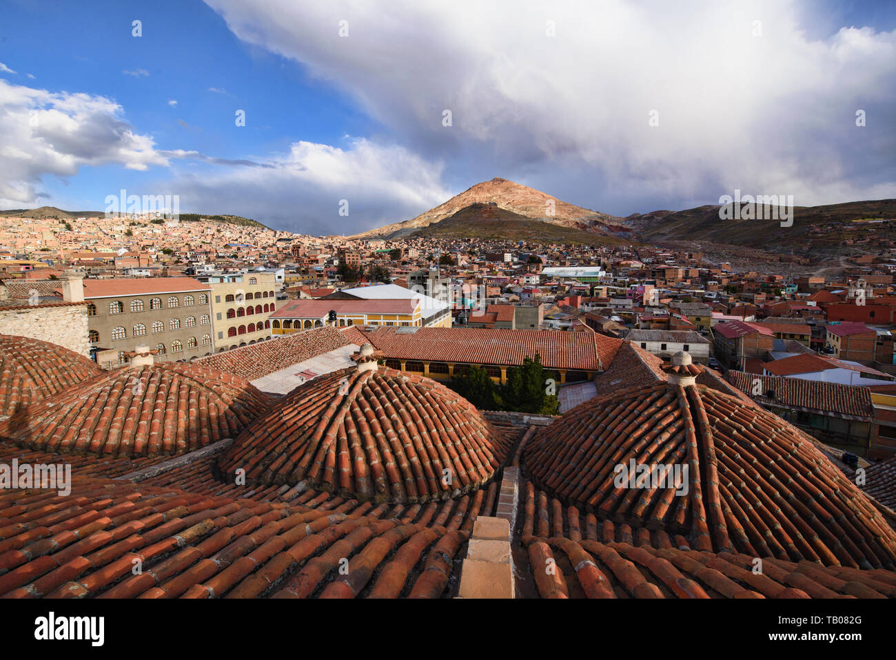 Dachterrasse mit Blick auf die San Francisco Kirche und Kloster, Potosi, Bolivien Stockfoto