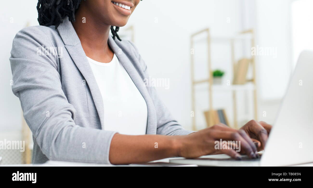 Unternehmer Arbeiten am Laptop, die Eingabe über Tastatur Stockfoto
