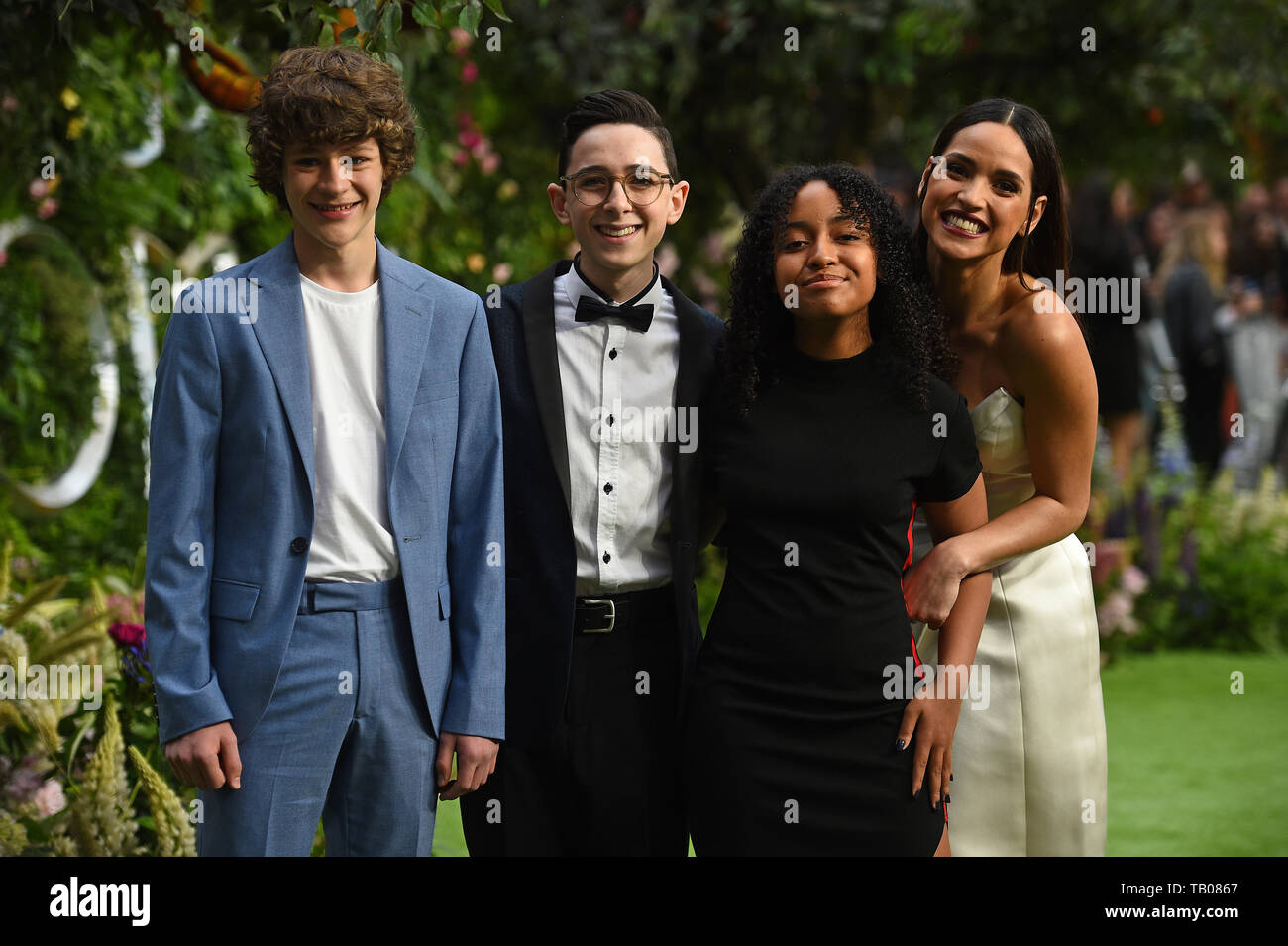 (Von links nach rechts) Sam Taylor Buck, Ilan Galkoff, Amma Ris und Adria Arjona die Teilnahme an der Premiere des guten Omen im Odeon Luxe Leicester Square, Central London. Stockfoto