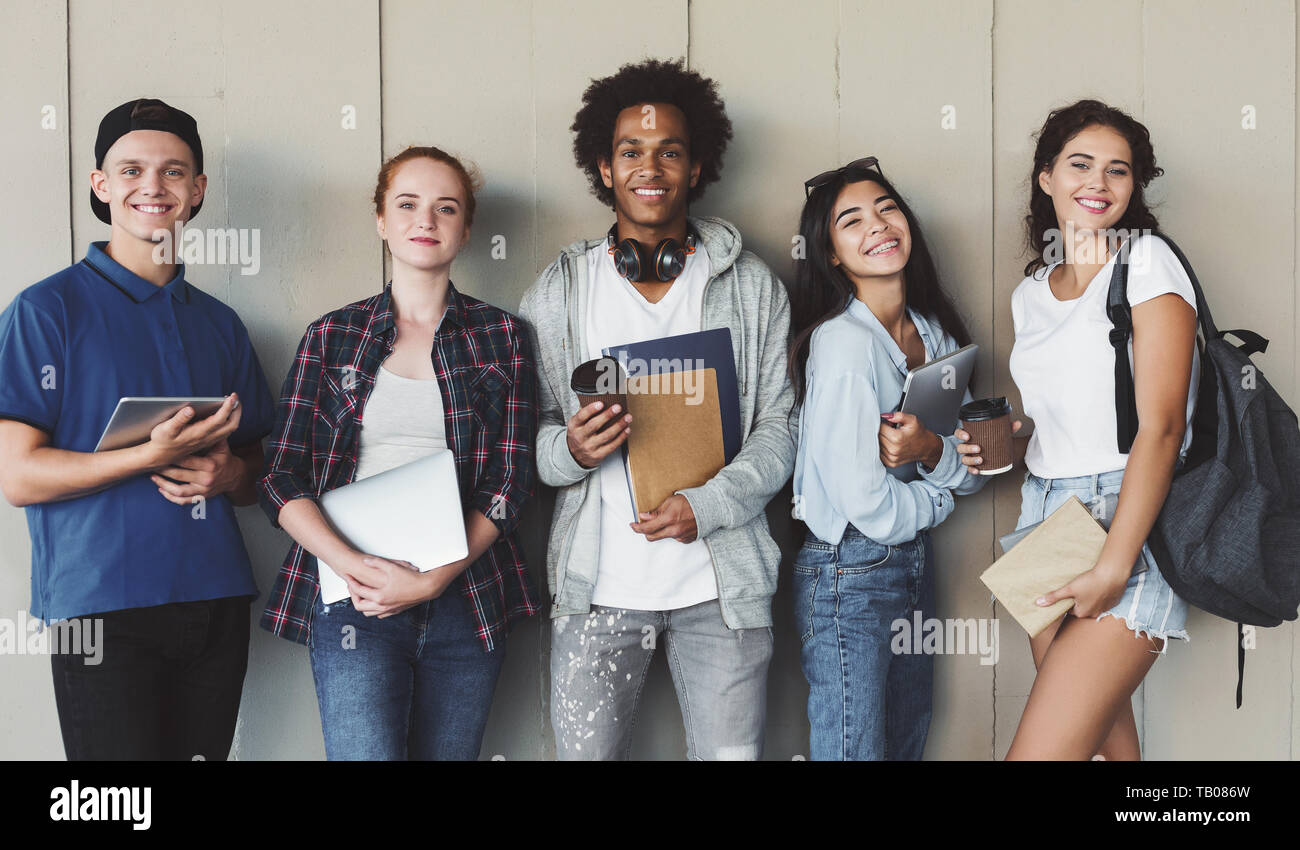 Multiethnische Gruppe von fröhlichen jungen Studenten zusammen Stockfoto