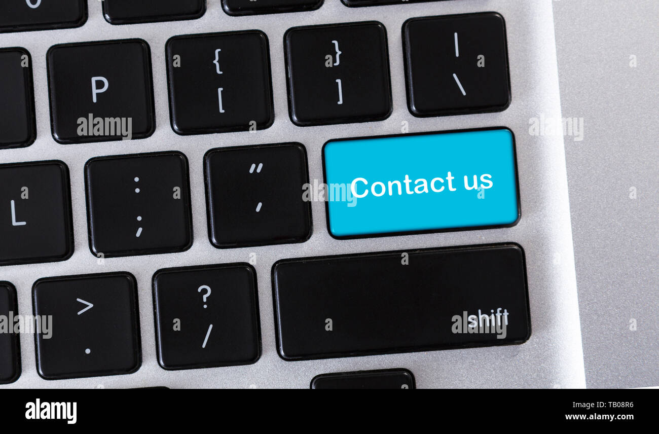 Text Kontaktieren Sie uns Über die blaue Taste der Tastatur conputer Stockfoto