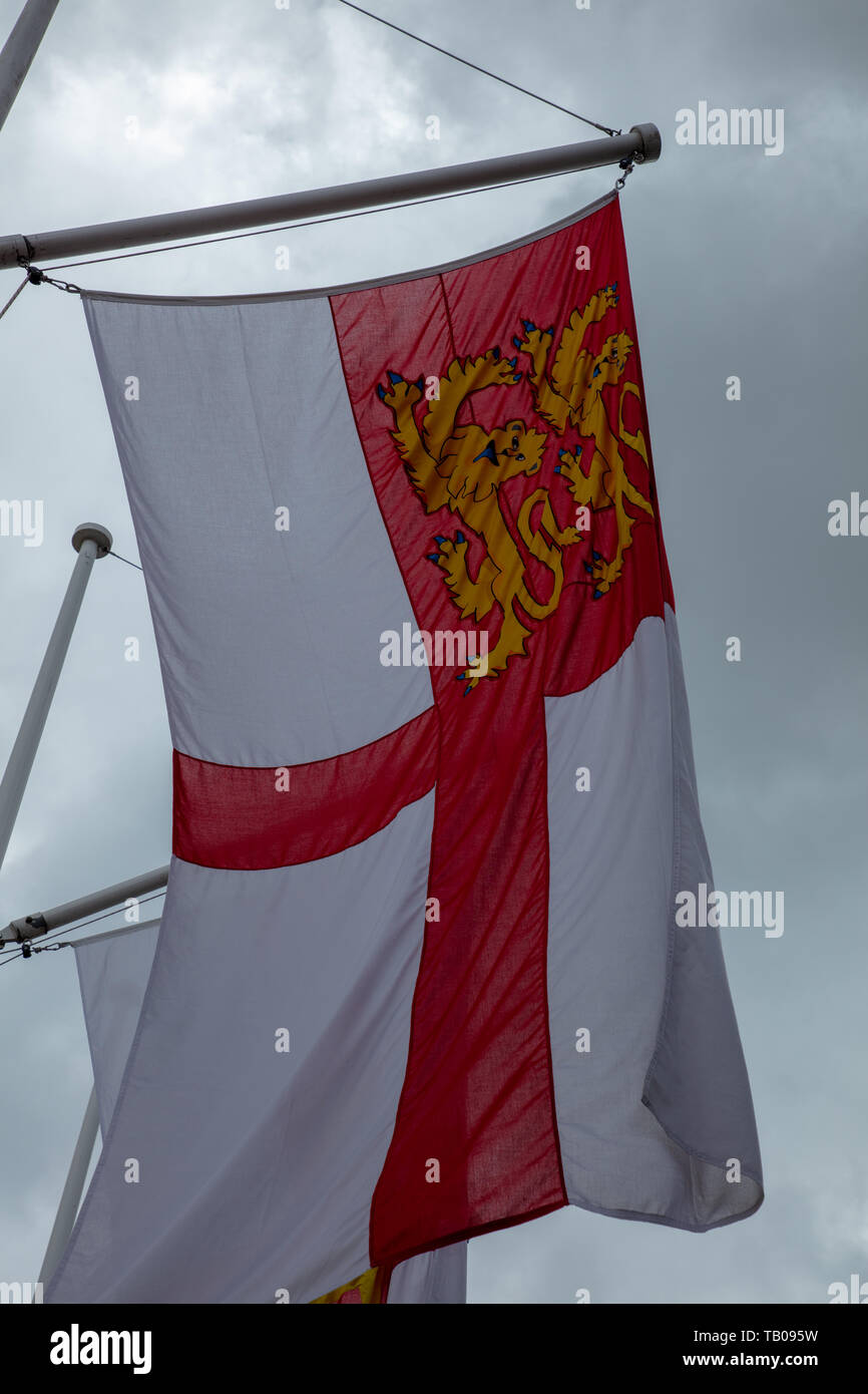 Die Fahne von Sark Vogtei Guernsey fliegen in den Wind. Parliament Square, London, UK in der Feier von Crown Dependencies und Überseeische Gebiete Stockfoto