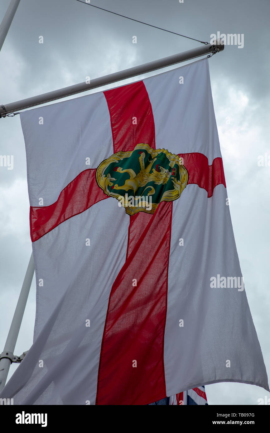 Flagge von Alderney Vogtei Guernsey fliegen in den Wind. Parliament Square, London, UK in der Feier von Crown Dependencies und Überseeische Gebiete Stockfoto