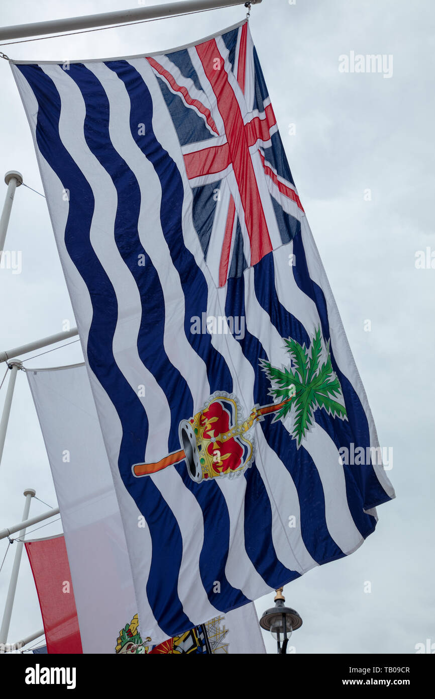 Flagge Britisch Territorium im Indischen Ozean fliegen in den Wind, Parliament Square, London, UK feiern Crown Dependencies und überseeischen Gebiete. Stockfoto