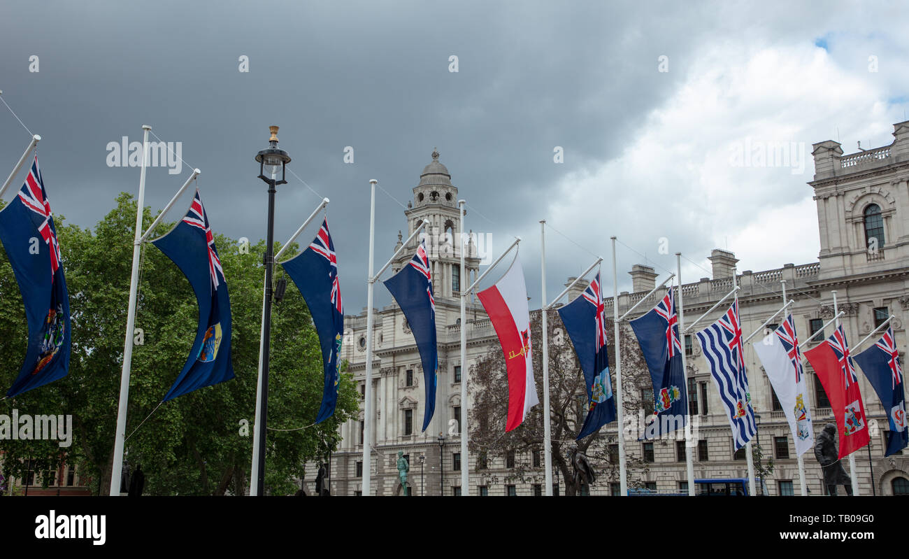 Flaggen der Britischen Überseegebiet fliegen in den Wind, Parliament Square, London, UK feiern Crown Dependencies und überseeischen Gebiete. Stockfoto