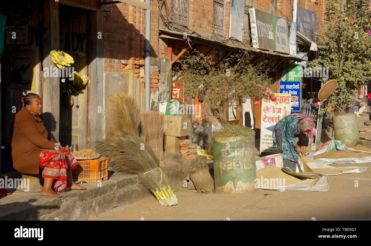 Straßenseite Geschäfte, in denen sie produzieren, Besen, Reis, und Verbrauchsmaterialien in der Altstadt Dhulikhel, Nepal Stockfoto