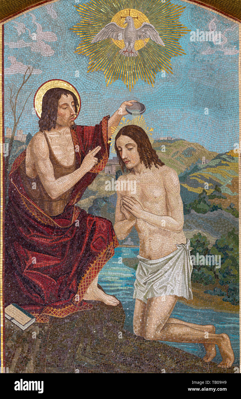 BELAGGIO, Italien, 10. Mai 2015: Das Mosaik der Taufe Jesu in der Kirche Chiesa di San Giacomo von venezianischen Schule aus dem 20. Jhdt. Stockfoto