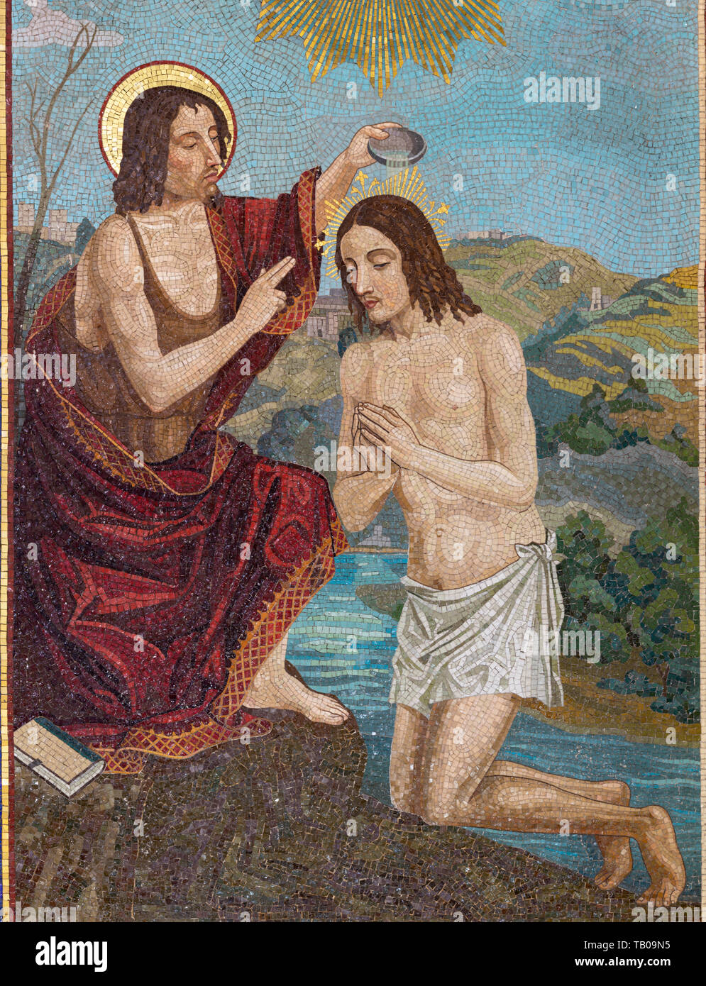 BELAGGIO, Italien, 10. Mai 2015: Das Mosaik der Taufe Jesu in der Kirche Chiesa di San Giacomo von venezianischen Schule aus dem 20. Jhdt. Stockfoto