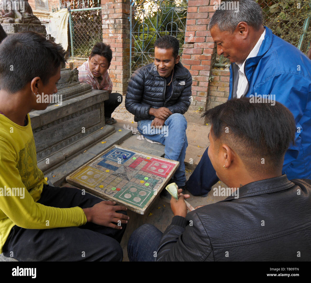 Männer spielen brettspiel ludo, Altstadt Dhulikhel, Nepal Stockfoto