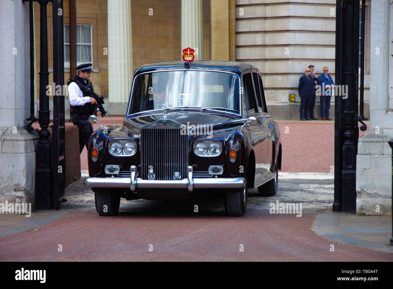 Die britische Königin Geburtstag Feier ist am 8. Juni. Zwei Wochen im Voraus eine Probe stattfindet. Queen's Rolls Royce Verlassen des Buckingham Pala Stockfoto