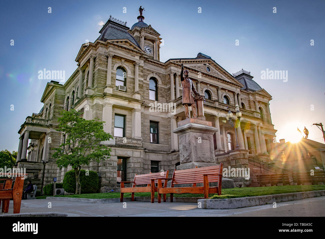 Cadiz, Ohio/USA, 15. Mai 2019: Harrison County Courthouse mit einer Statue von John Bingham vor und Sunburst von der untergehenden Sonne hinter dem buildi Stockfoto