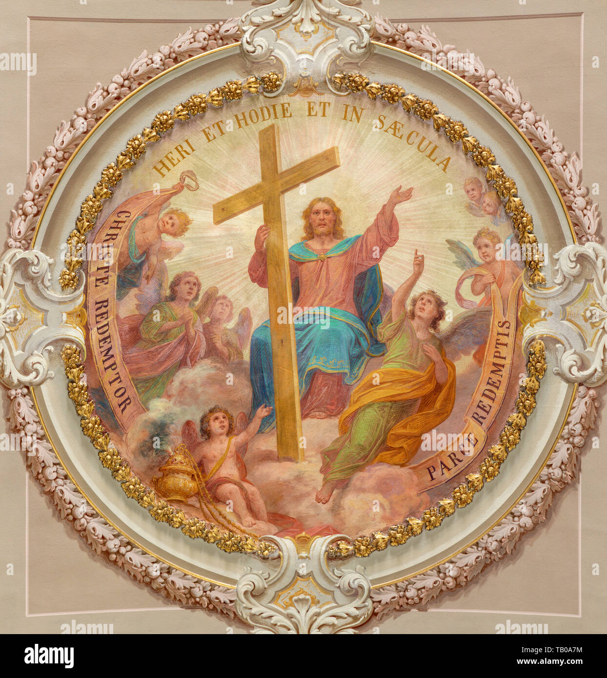 MENAGGIO, ITALIEN - 8. Mai 2015: Die NEOBAROCKE fresco Jesu mit dem Kreuz in der Kirche Chiesa di Santo Stefano von Luigi Tagliaferri (1841-1927). Stockfoto