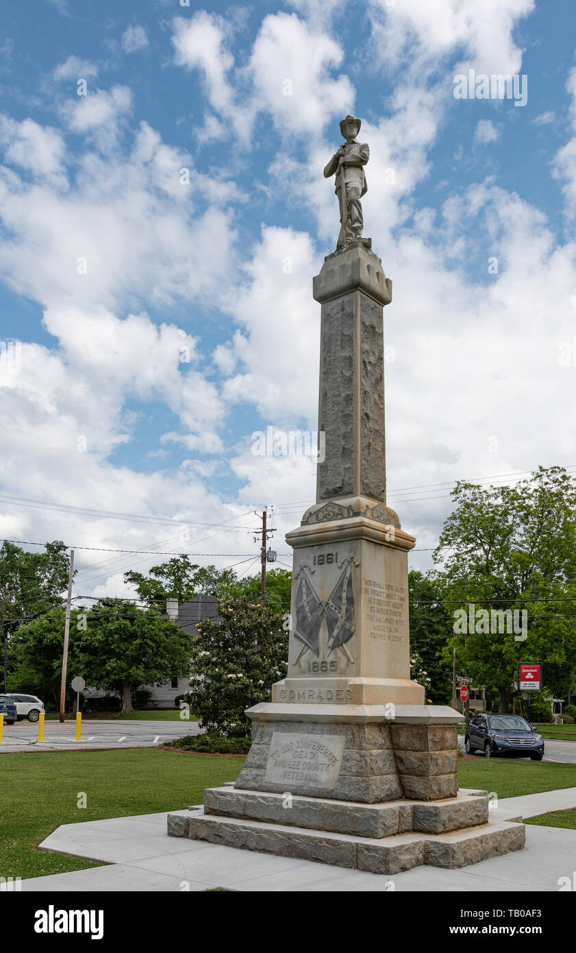 Opelika, Alabama/USA, 10. Mai 2019: Lee County Konföderierten Denkmal auf dem Gelände der First Baptist Church in der Innenstadt von Opelika. Stockfoto