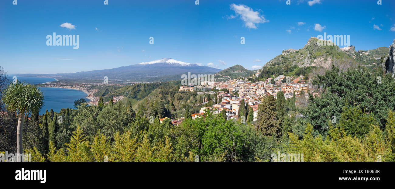Taormina und Mt. Vulkan Ätna in der bacground - Sizilien. Stockfoto