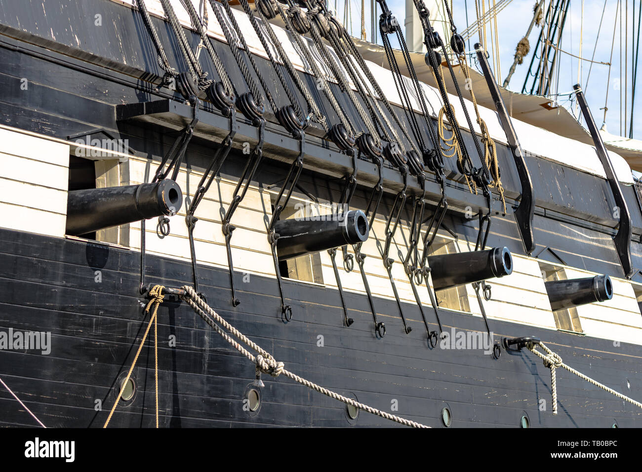 Baltimore, Maryland, USA - 8. Juli 2017: In der Nähe von Kanonen auf der USS Constellation, einer der historischen Schiffen in Baltimore Inner Harbor angedockt. B Stockfoto