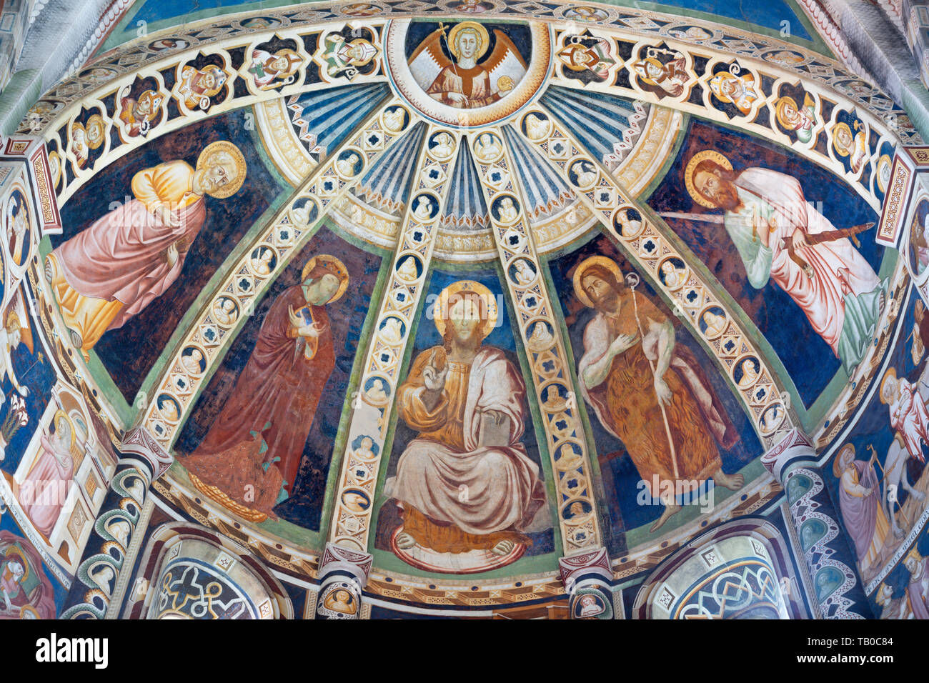 COMO, ITALIEN - 9. Mai 2015: Das Fresko mit der Jesus und die heiligen (Peter, Maria, Täufer, Paul) in der Apsis der Kirche Basilica di San Abbondio Stockfoto