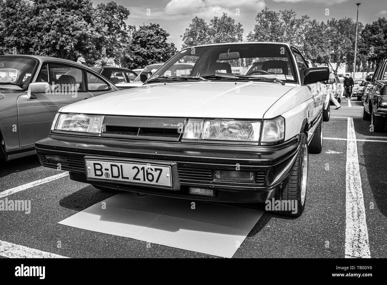 BERLIN, 11. Mai 2019: Kleinwagen Nissan Sunny B12, 1988. Schwarz und Weiß. 32Th Berlin-Brandenburg Oldtimer Tag. Stockfoto