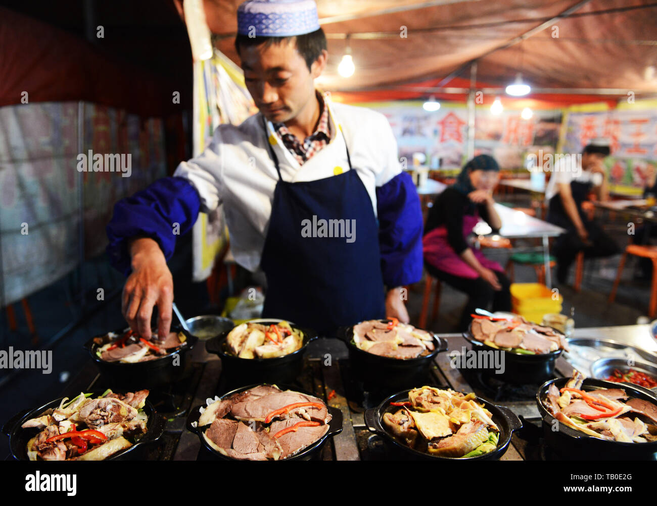 Ein Hui Muslimischen kochen Vorbereiten von traditionellen Gerichten. Stockfoto