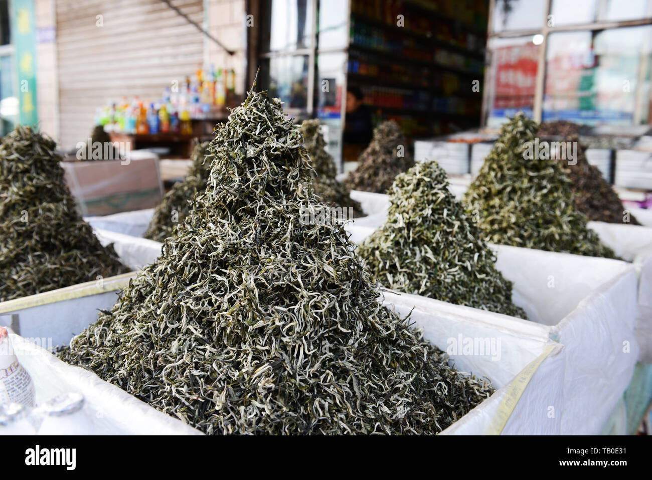 Raw Teeblätter auf Verkauf in einem Shop in Linxia, China. Stockfoto