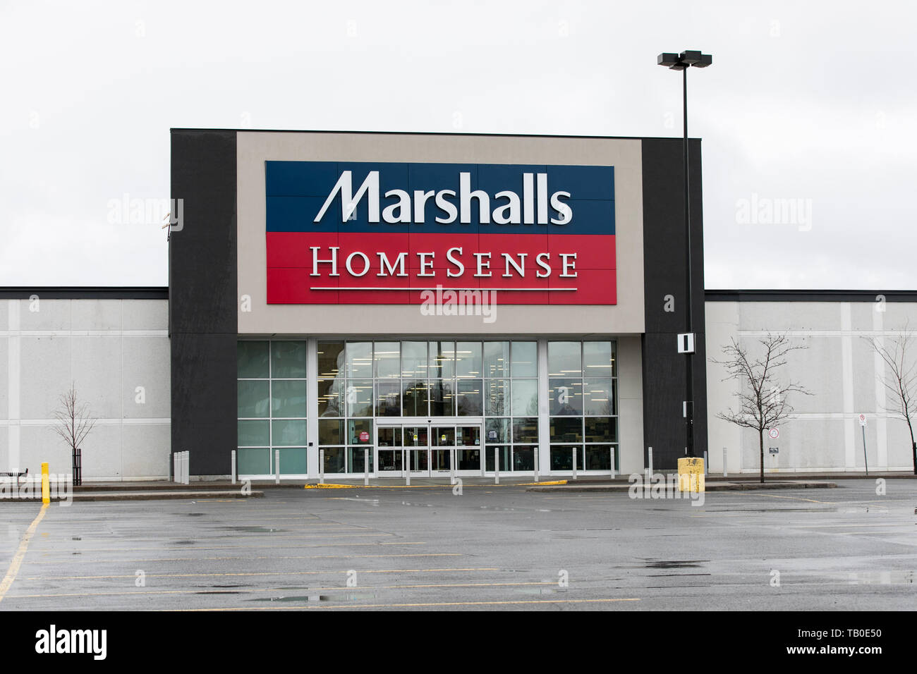Ein logo Zeichen außerhalb eines Marshalls und HomeSense Store in Ottawa, Ontario, Kanada, am 19. April 2019. Stockfoto