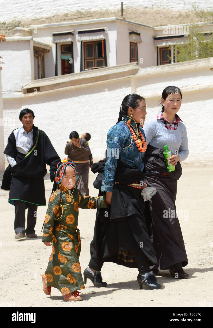 Eine tibetische Familie in Labrang Kloster in Osttibet. Stockfoto