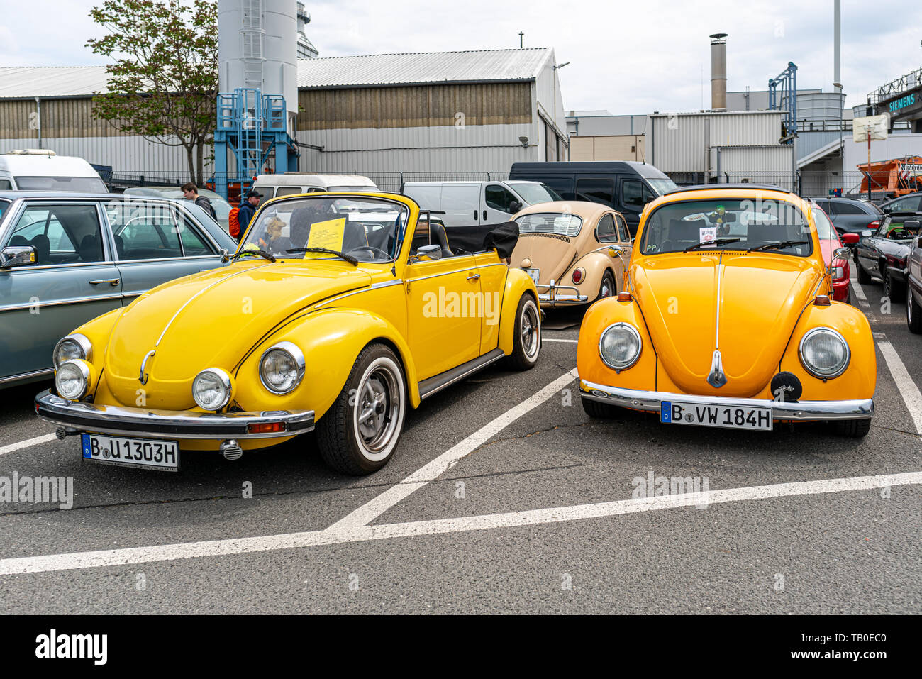 BERLIN - Mai 11, 2019: Zwei gelben VW Käfer. 32Th Berlin-Brandenburg Oldtimer Tag. Stockfoto