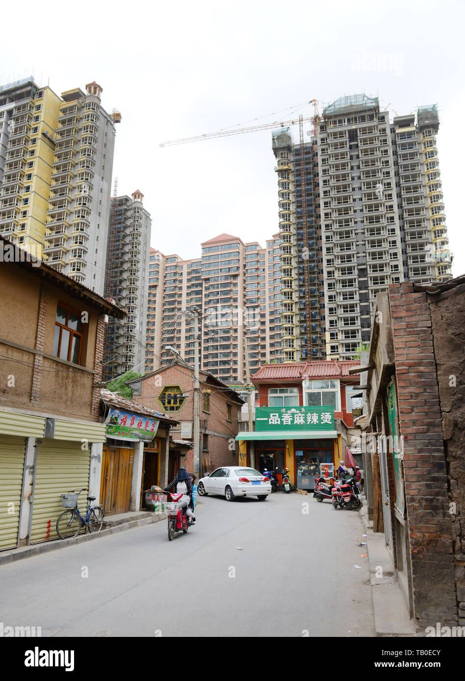 Neue hohen Wohngebäuden ersetzen die alten Nachbarschaften in vielen Städten in China. Stockfoto