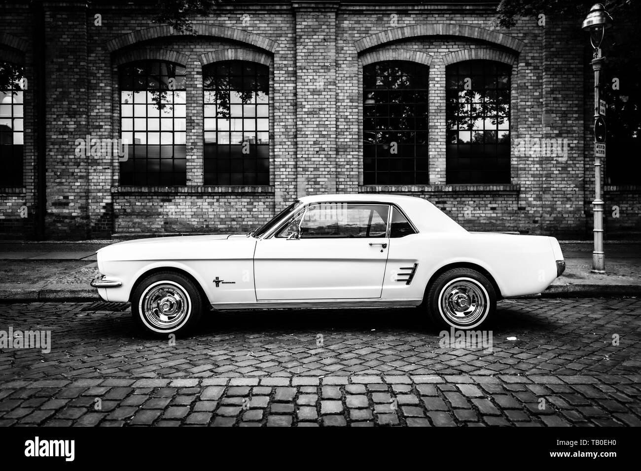 BERLIN, 11. Mai 2019: Pony Car Ford Mustang (erste Generation). Schwarz und Weiß. 32Th Berlin-Brandenburg Oldtimer Tag. Stockfoto