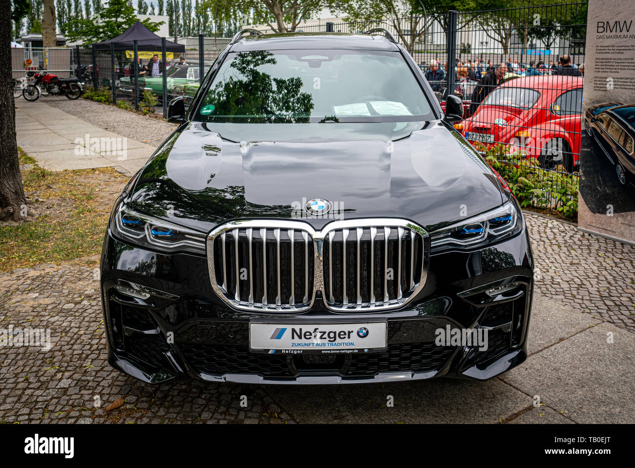 BERLIN, 11. Mai 2019: Full-size Luxus-SUV BMW X7 xDrive40i. 32Th Berlin-Brandenburg Oldtimer Tag. Stockfoto