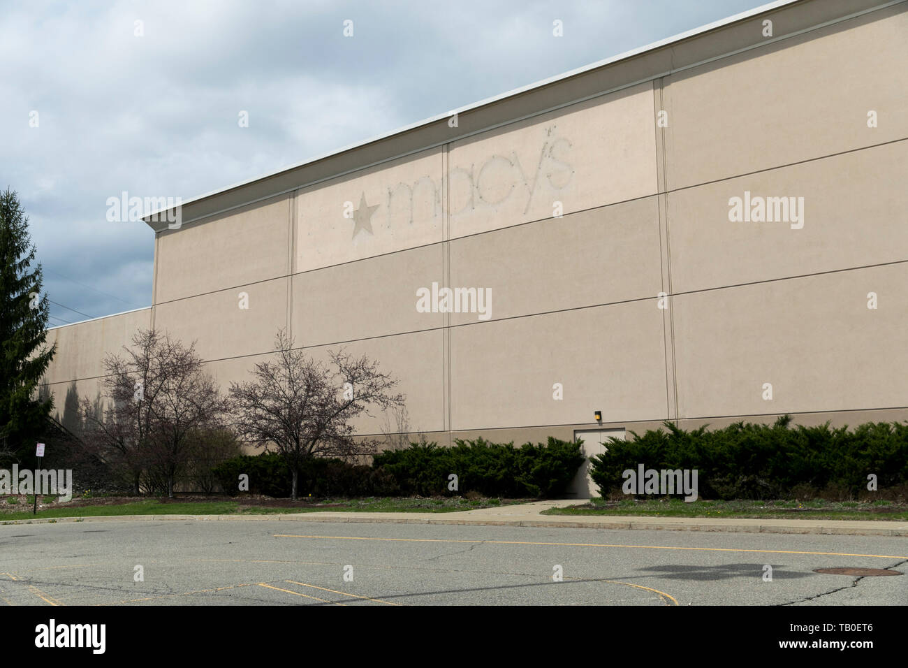 Die Umrisse eines Macy logo Zeichen außerhalb eines geschlossenen Store in Johnson City, New York, am 18. April 2019. Stockfoto
