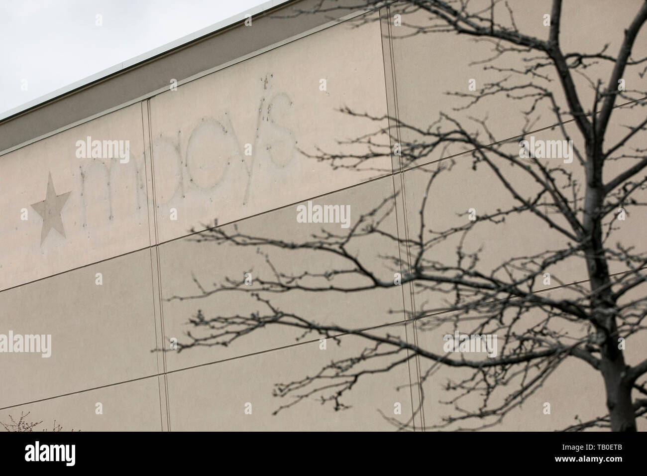 Die Umrisse eines Macy logo Zeichen außerhalb eines geschlossenen Store in Johnson City, New York, am 18. April 2019. Stockfoto