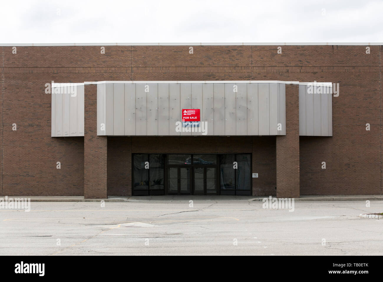 Die Umrisse einer Sears logo Zeichen außerhalb eines geschlossenen Store in Johnson City, New York, am 18. April 2019. Stockfoto