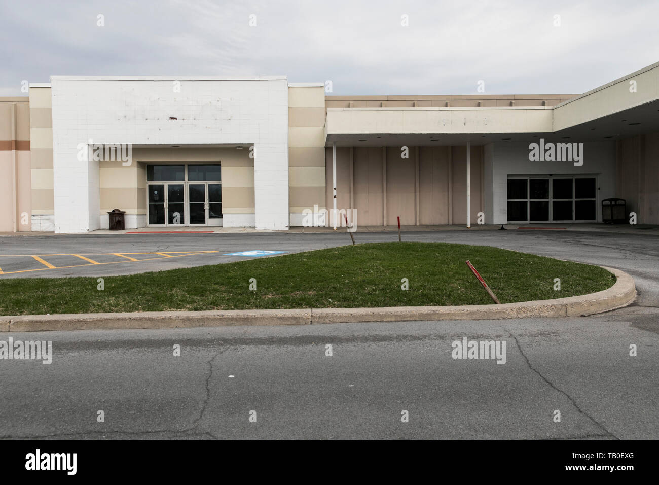 Die Umrisse einer Sears logo Zeichen außerhalb eines geschlossenen Store in Watertown, New York, am 18. April 2019. Stockfoto