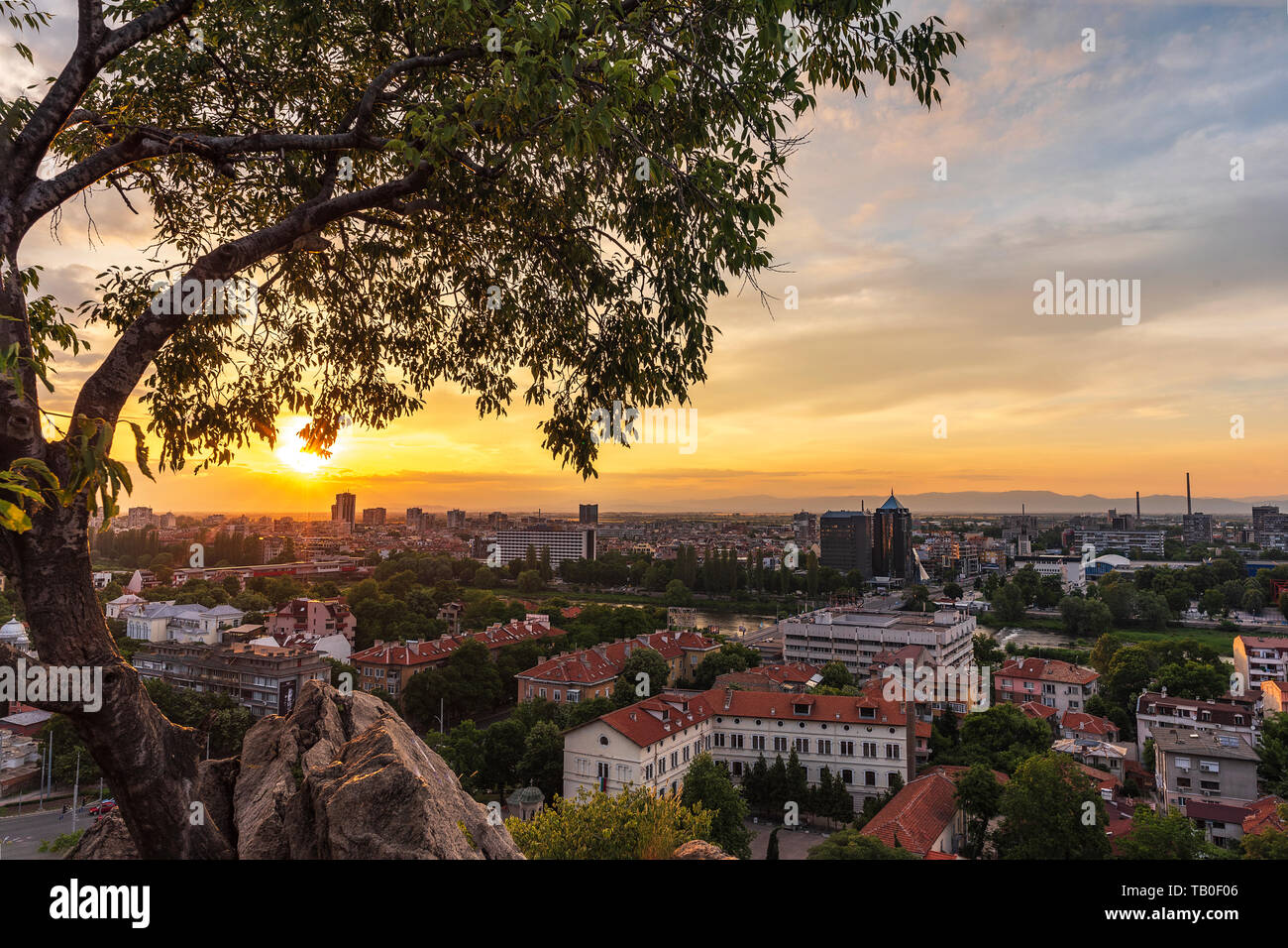 Sommer Sonnenuntergang über der Stadt Plovdiv, Bulgarien. Europäische Kulturhauptstadt 2019 und der älteste lebende Stadt in Europa. Foto von einem der Hügel in der c Stockfoto