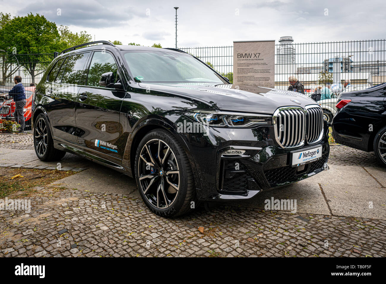 BERLIN, 11. Mai 2019: Full-size Luxus-SUV BMW X7 xDrive40i. 32Th Berlin-Brandenburg Oldtimer Tag. Stockfoto