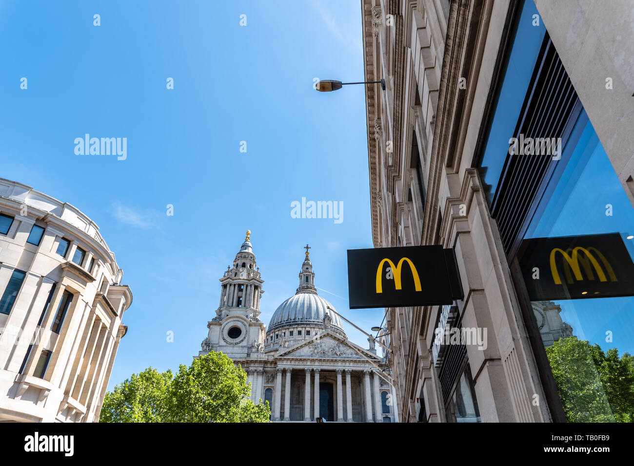 London, UK, 14. Mai 2019: Mc Donald restaurant Banner gegen die Kuppel der St. Paul Kathedrale Stockfoto