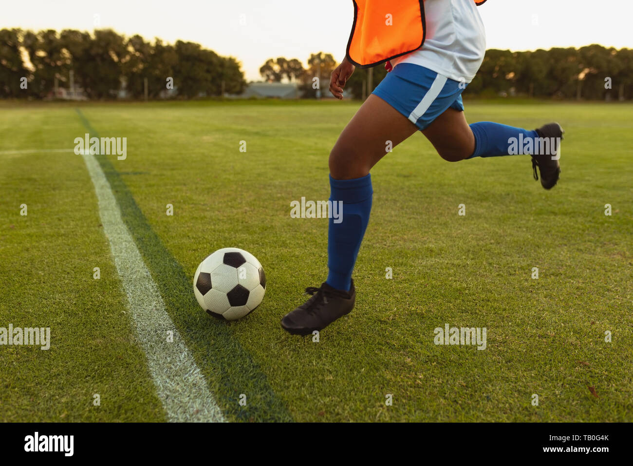 Fußball-Spieler kicken Kugel von Markierungslinie Stockfoto