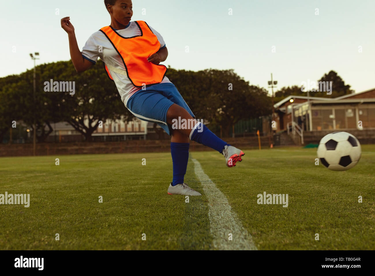 Fußball-Spieler kicken Kugel von markierungslinie am Sportplatz. Stockfoto