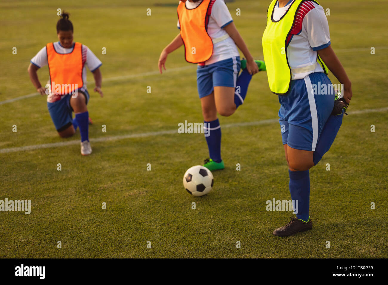 Fußball-Spieler tun, Warm-up-Übung in Sportplatz Stockfoto