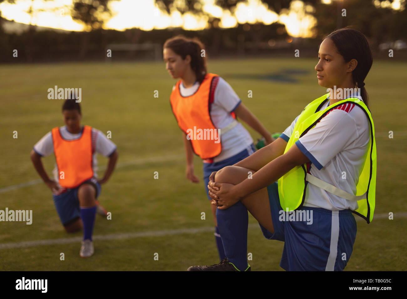 Fußball-Spieler tun, Warm-up-Übung in Sportplatz Stockfoto