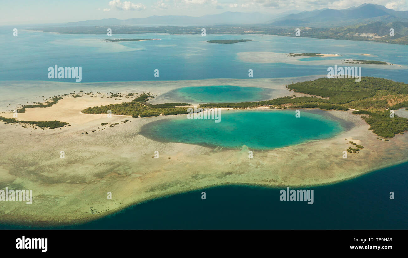 Luftaufnahme Honda Bay mit tropischen Inseln und Sandstrände von Coral Reef mit azurblauen Wasser umgeben, Ansicht von oben. Sommer und Reisen Urlaub Konzept, Puerto Princesa, Palawan, Philippinen. Stockfoto