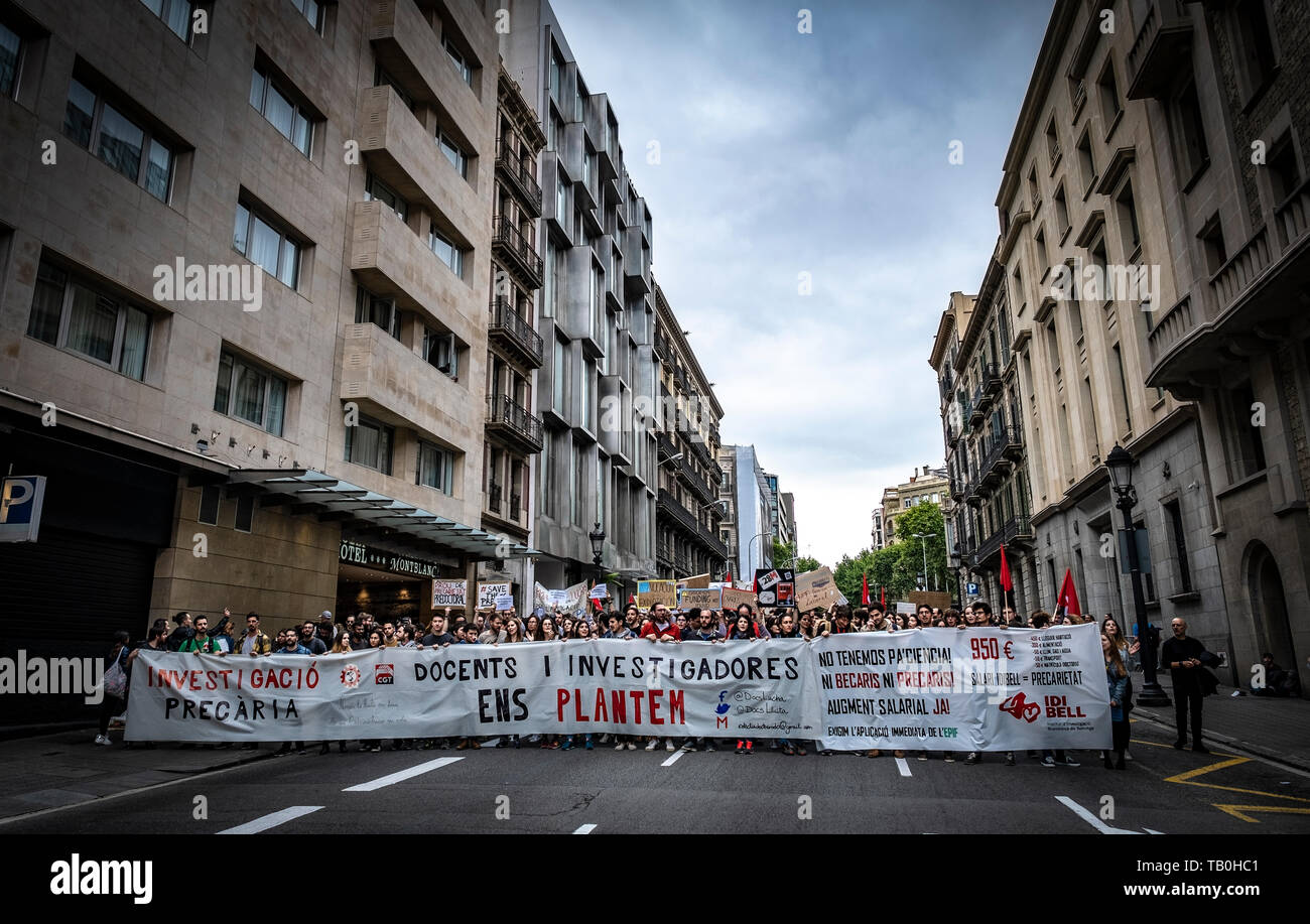 Studenten ein großes Transparent mit dem Slogan, "Lehrer und Forscher, wir pflanzen uns', während des Protestes. Studenten und Forscher der öffentlichen Universität manifestiert sich in der Nachfrage der Erfüllung der EPIF (Satzung der Erforschung Personal in Ausbildung). Der Streik fordert Respekt für die Arbeitnehmer der öffentlichen Universitäten und insbesondere der PDI (Forschung und Lehre), die mit der Unsicherheit ihrer Arbeitsverträge gefüttert werden. Stockfoto