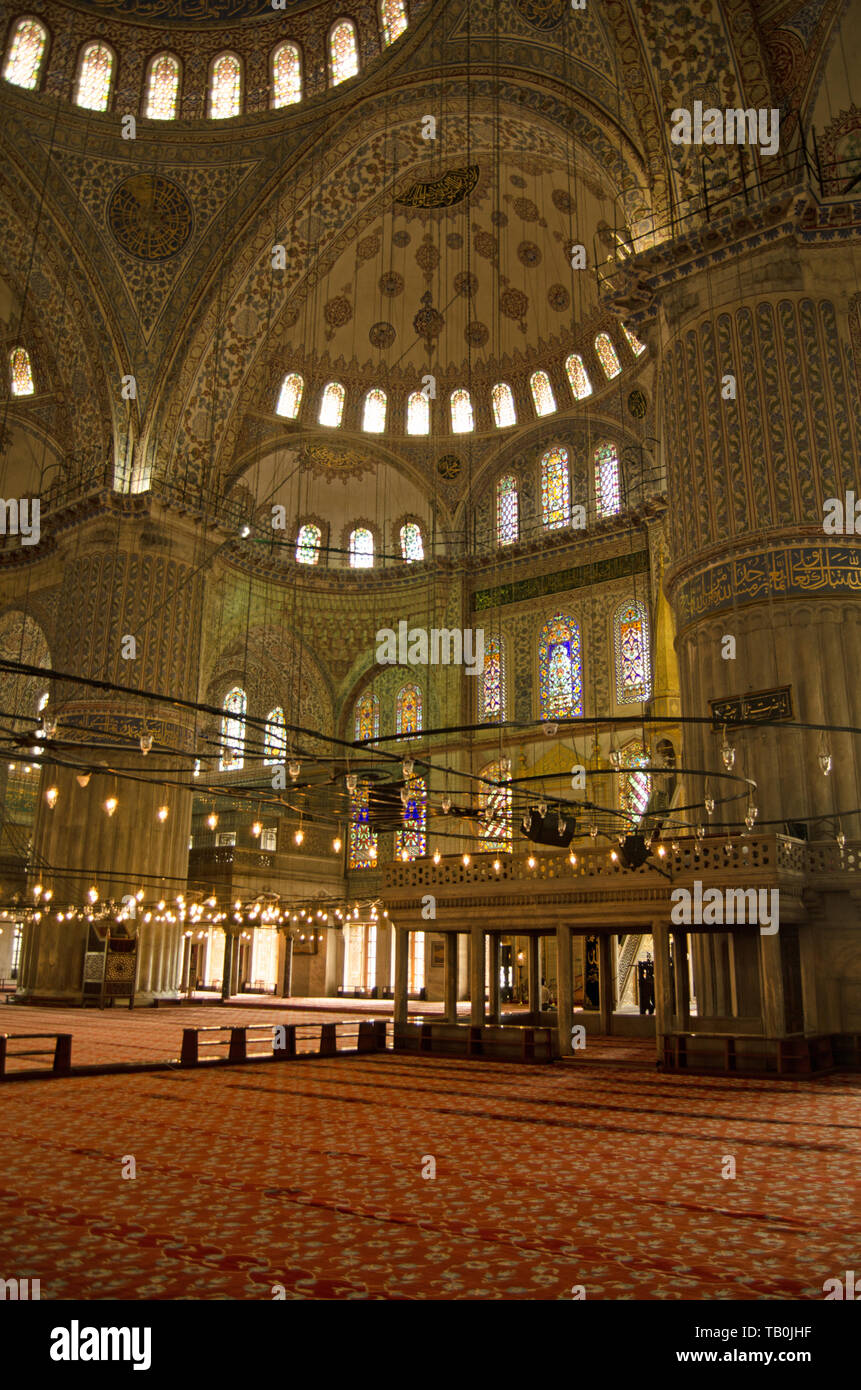 ISTANBUL, Türkei - 6 Juni, 2016: elegante Interieur der berühmten Blauen Moschee Sultan Ahmet Camii, in Istanbul, Türkei. Stockfoto