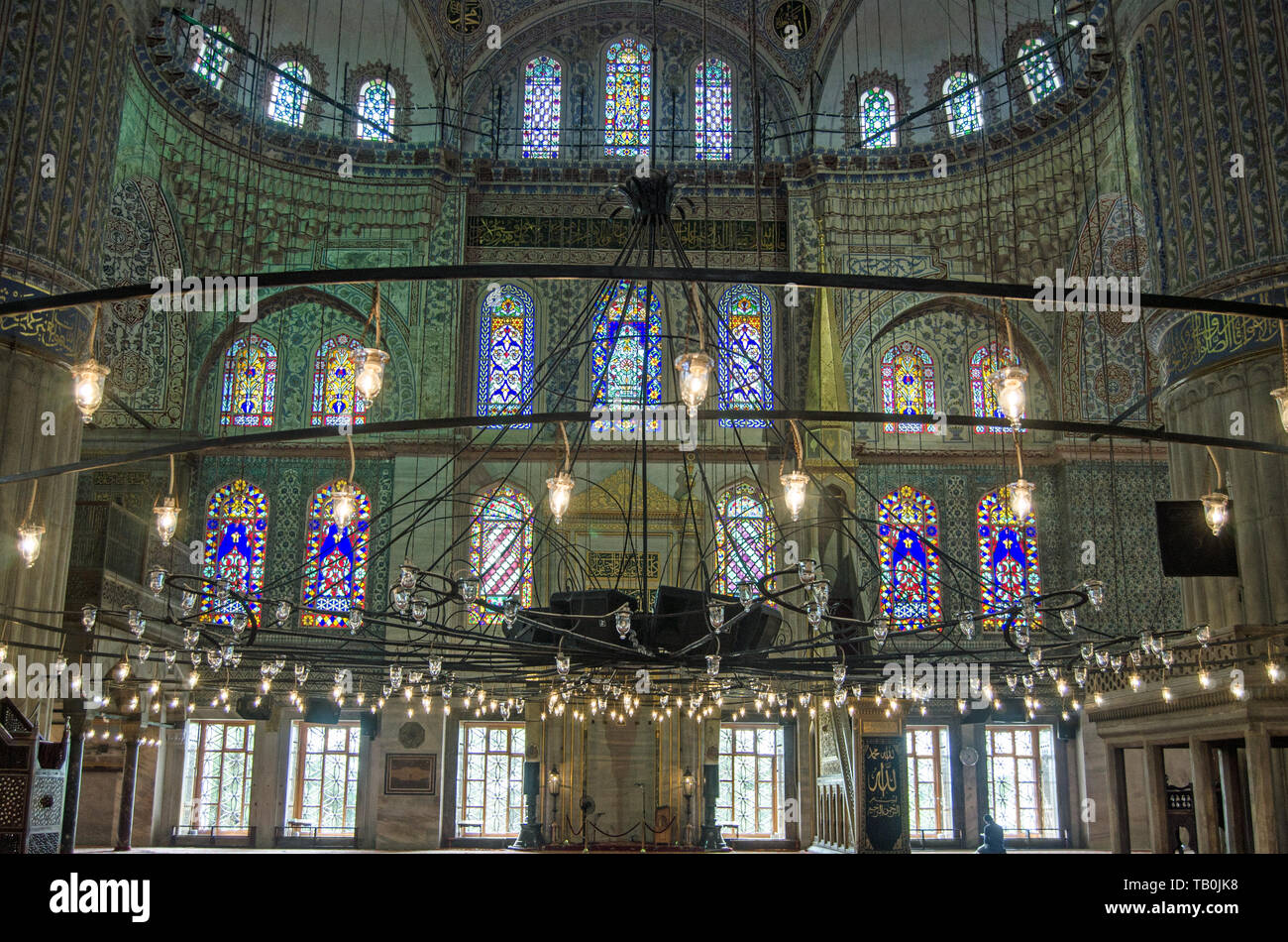 ISTANBUL, Türkei - 6 Juni, 2016: friedliche innere mit Glasmalerei und Lampen an der Blauen Moschee, der Sultan Ahmet Camii, in Istanbul, Türkei. Stockfoto