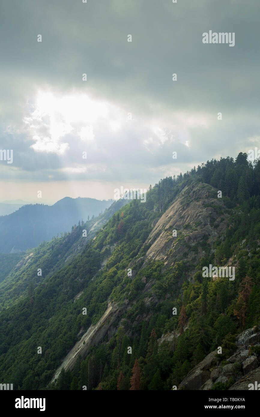 Sonnenstrahlen obwohl Wolken über die Berge der Sierra Nevada im Sequoia National Park, Kalifornien, von Moro Rock gesehen. Stockfoto