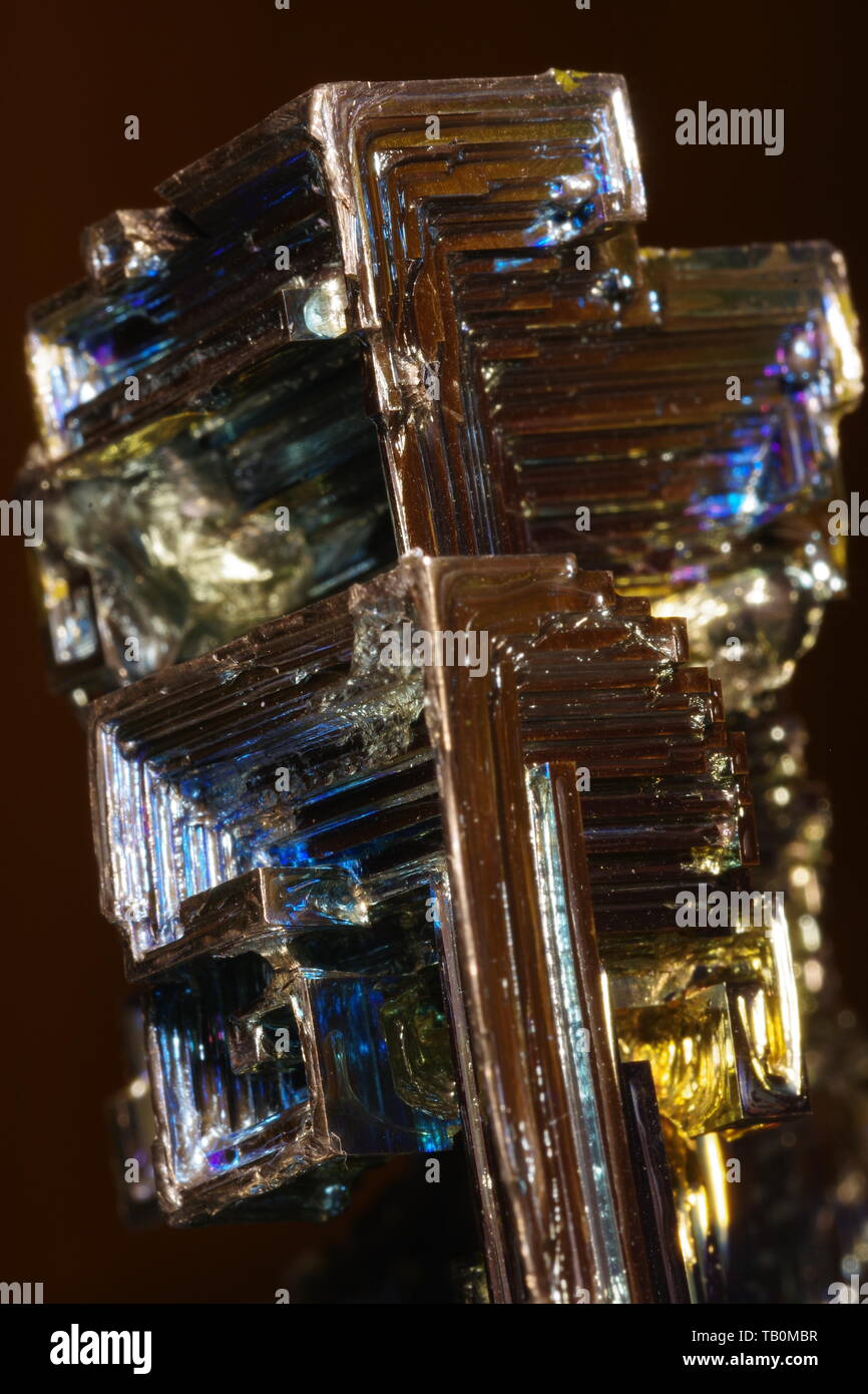 Wismut Crystal vor einem schwarzen Hintergrund. Stockfoto