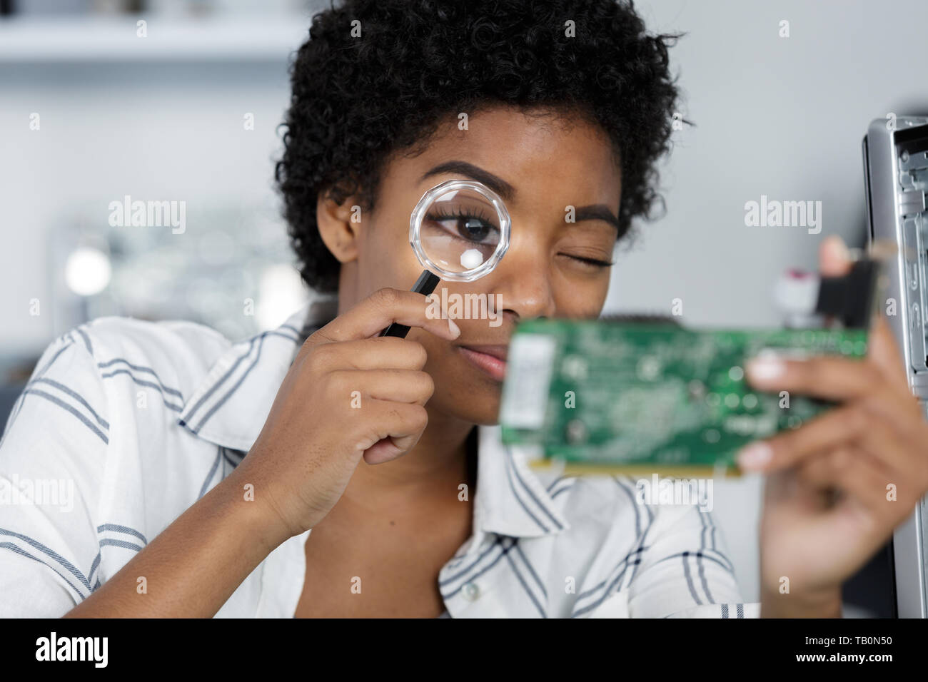 Technikerin in elektronischen Labor Stockfoto