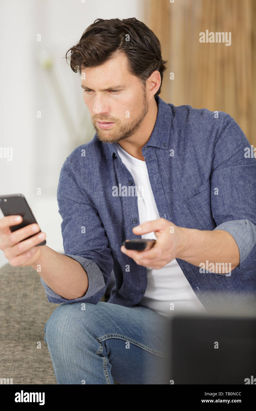 Kaputten fernseher reparieren Fotos und Bildmaterial in hoher Auflösung Alamy