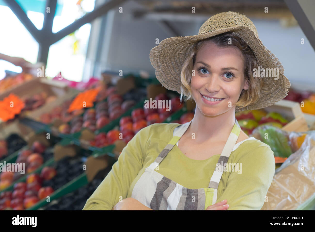 Weibliche Früchte Anbieter mit einem Hut posing Stockfoto